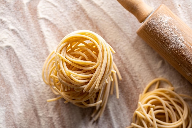 Nido di pasta italiana Nido di spaghetti crudi e farina Vista dall'alto