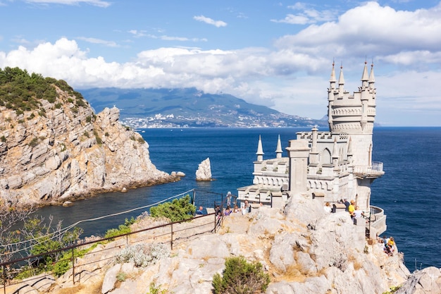 Nido di rondine del castello sulla roccia nel Mar Nero Crimea Russia