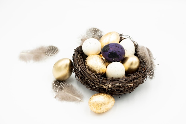 Nido, uova di Pasqua dorate e bianche