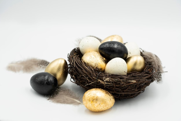 Nido, uova di Pasqua dorate e bianche