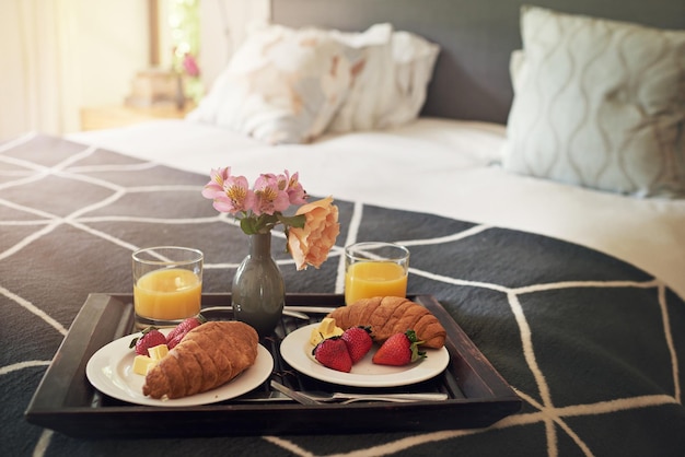 Niente di meglio della colazione a letto Inquadratura di un vassoio con colazione su un letto