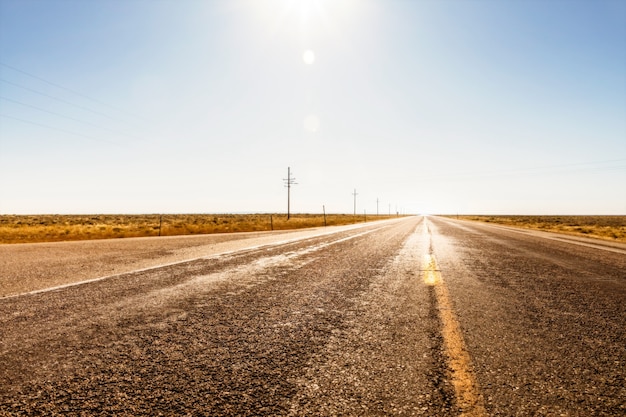 Niente, solo un'autostrada diritta e pali elettrici da qualche parte nel Wyoming