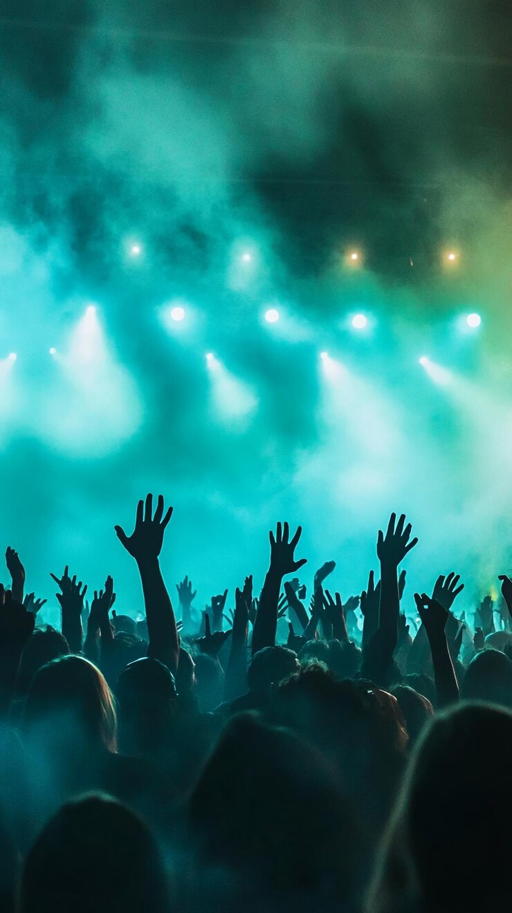 night club EDM party DJ che mescola musica elettronica con lo sfondo del giradischi