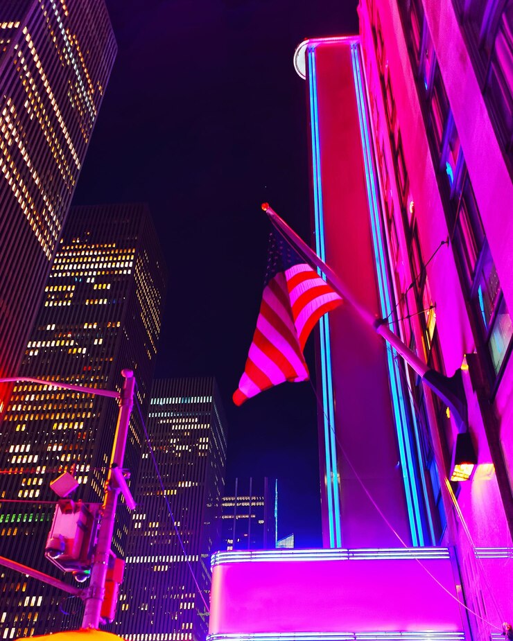 Night Street nel quartiere finanziario a Lower e Downtown Manhattan, New York degli Stati Uniti. Skyline e paesaggio urbano con grattacieli negli Stati Uniti d'America, New York, USA. Strada e architettura americana.