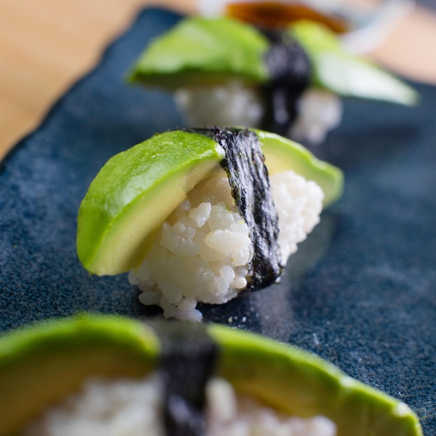 Nigiri di avocado. Sushi vegano.