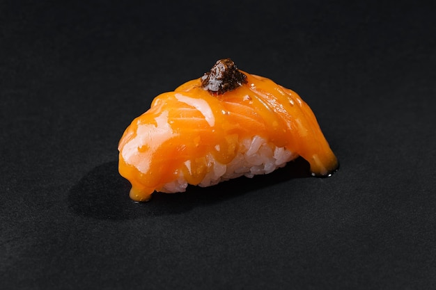 Nigiri di salmone fresco su sfondo nero