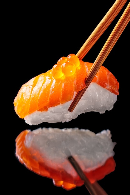 Nigiri di salmone sushi in bacchette isolate