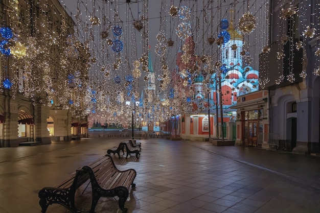 Nikolskaya Street con l'illuminazione di Natale