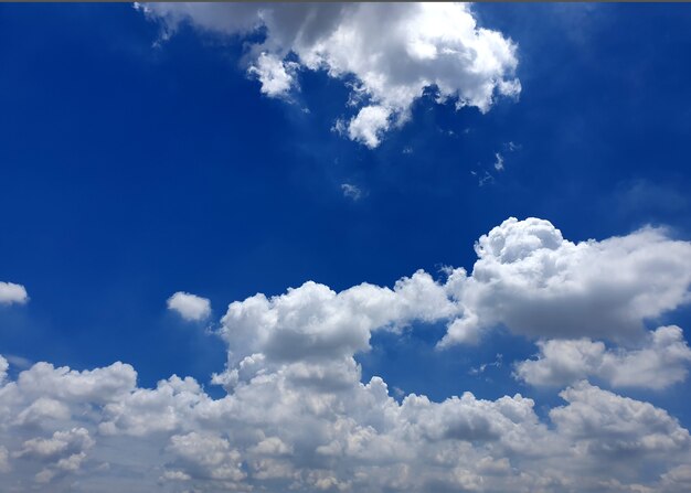 Nimbus nuvole negli sfondi del cielo blu