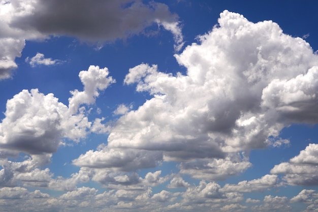 Nimbus nuvole negli sfondi del cielo blu