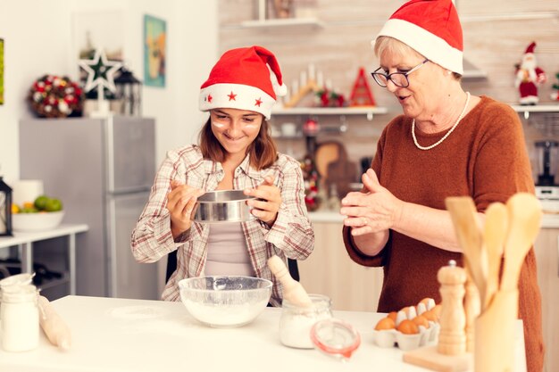 Nipote che gioca con la farina nel giorno di natale