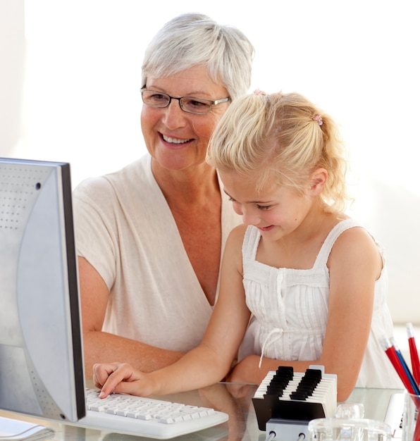 Nipote che usa un computer con sua nonna