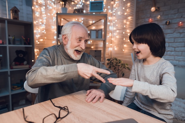 Nipote con il nonno gioca a Rock Paper Scissors