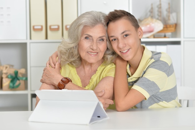 Nipote con nonna con tablet a casa