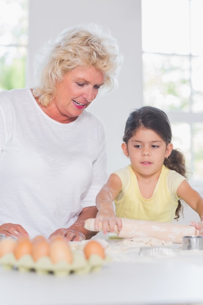 Nipote e nonna che cuociono insieme