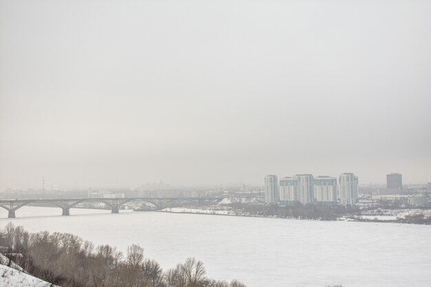 Nizhny Novgorod in una cupa giornata invernale