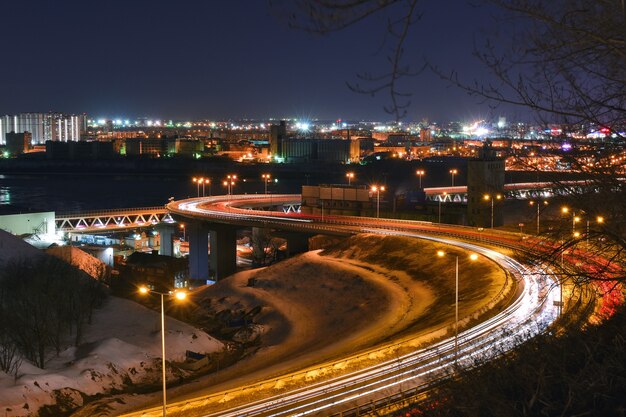 Nizhny Novgorod si illumina di notte