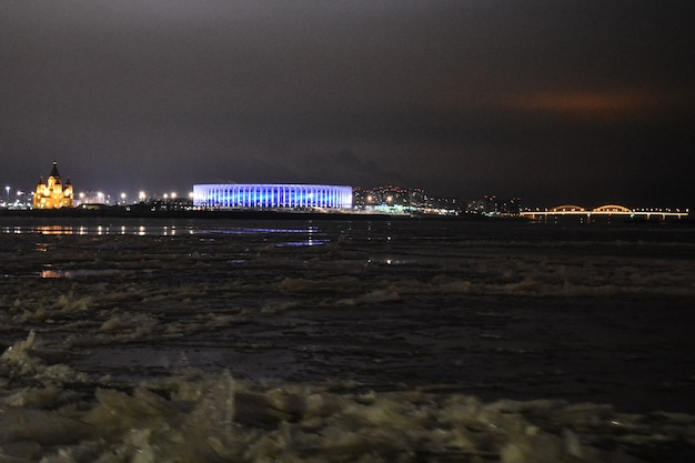 Nizhny Novgorod si illumina di notte