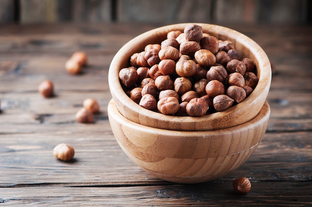 Nocciola cruda sul tavolo di legno