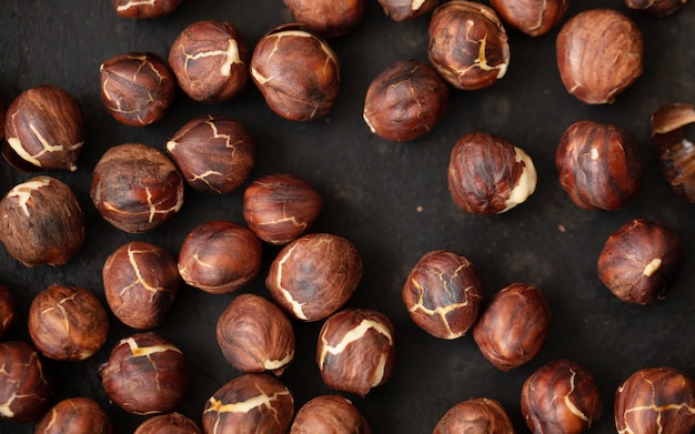 Nocciole secche tostate sulla padella di ferro da vicino