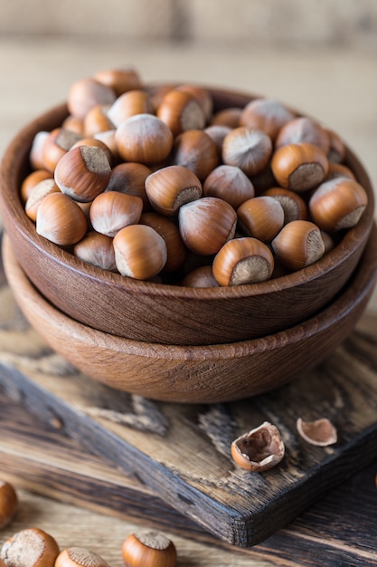 Nocciole sul tavolo di legno rustico