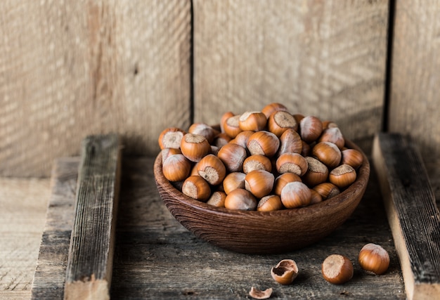 Nocciole sul tavolo di legno rustico