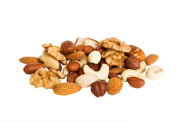 noccioli misti isolati su sfondo bianco vista dall'alto pianeggiante concetto di cibo sano