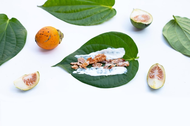 Noce di betel da masticare Noce di betel con polvere di calce su foglie di betel