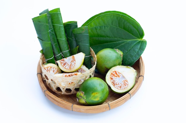 Noce di betel da masticare Noce di betel con polvere di calce su foglie di betel