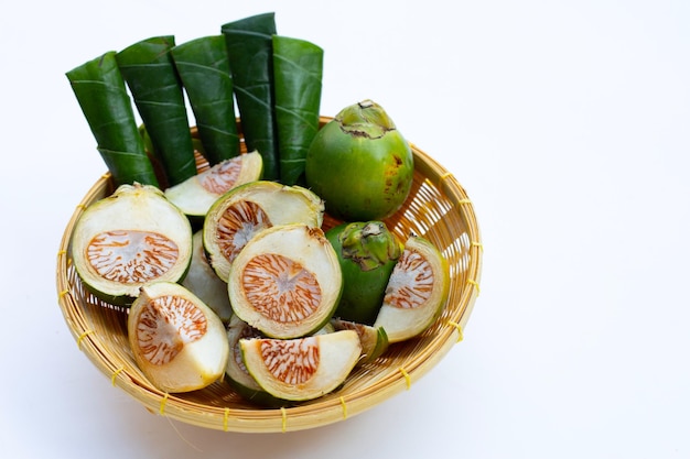 Noce di betel da masticare Noce di betel con polvere di calce su foglie di betel