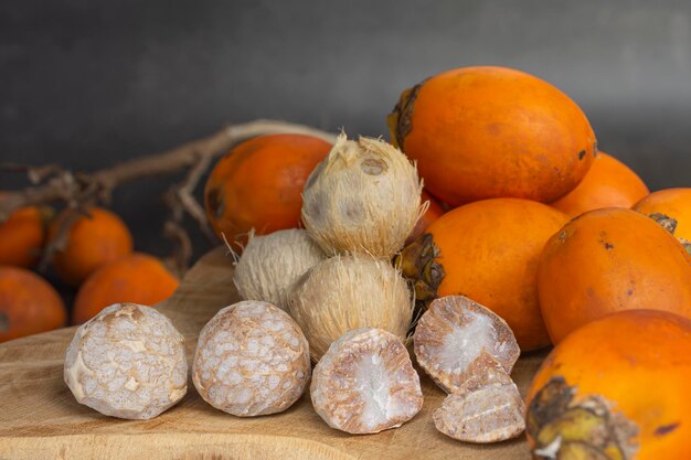 Noce di betel o di areca mature isolate su sfondo di legno