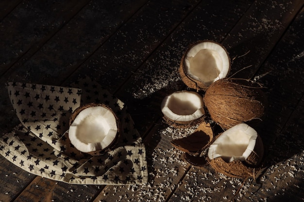 Noce di cocco e latte di cocco rotto noce di cocco su tavole di legno sullo sfondo