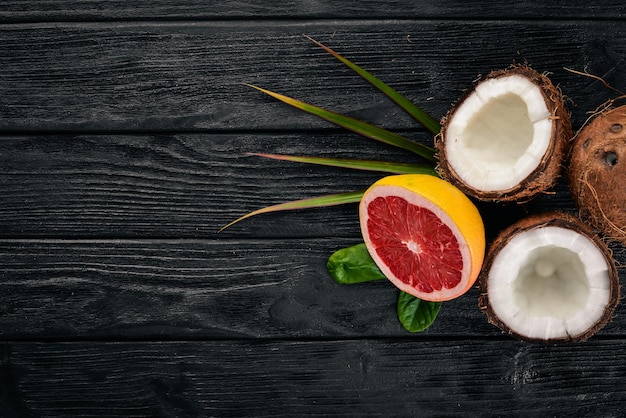 Noce di cocco e pompelmo Frutta fresca su sfondo di legno Vista dall'alto Spazio libero per il testo