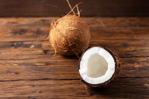 Noce di cocco fresca sulla tavola di legno
