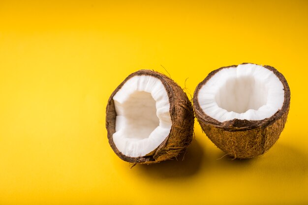 Noce di cocco isolata su colore giallo