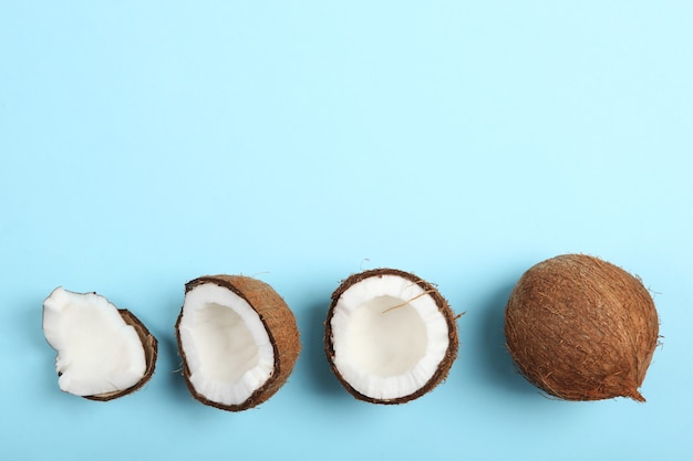 Noce di cocco rotta su un primo piano colorato del fondo