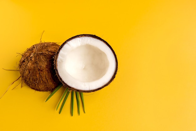 Noce di cocco su sfondo giallo vista dall'alto