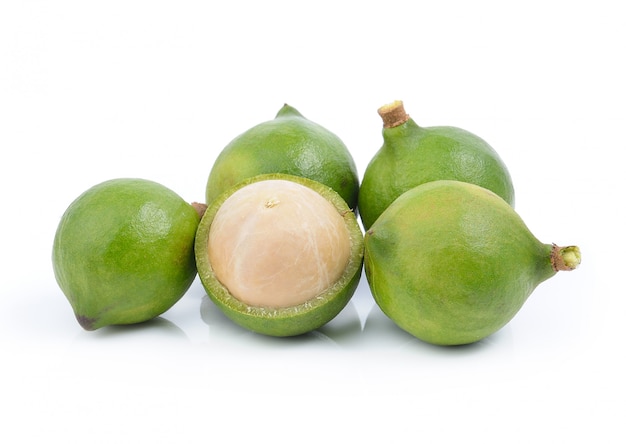 Noce di macadamia fresca su spazio bianco