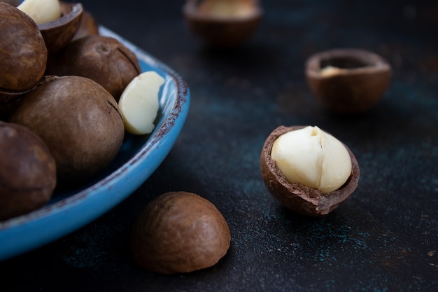 Noce di macadamia su una superficie nera