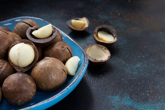 Noce di macadamia su una superficie nera