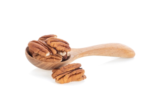 Noce di noci pecan isolato su superficie bianca.