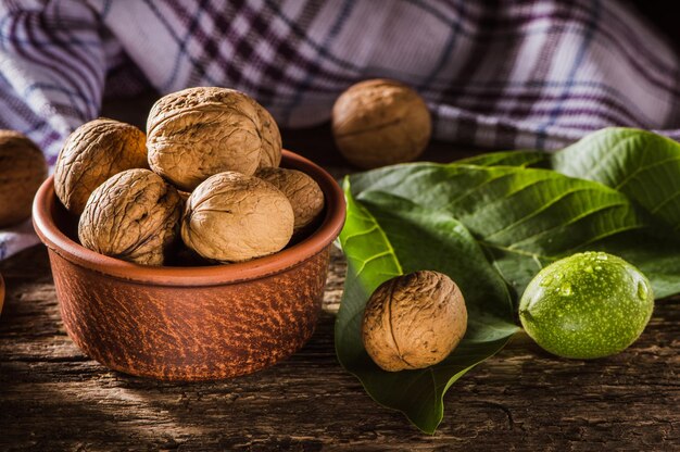 Noci con e senza gusci che riempiono l'immagine Sfondo di noci fresche