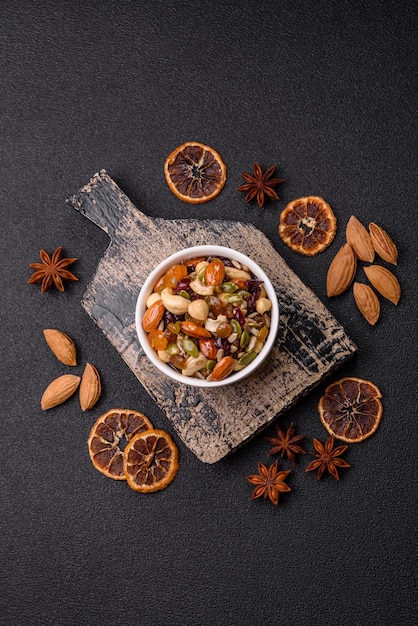 Noci di anacardo con miele, noci di nocciolo, noci di pino e frutta secca