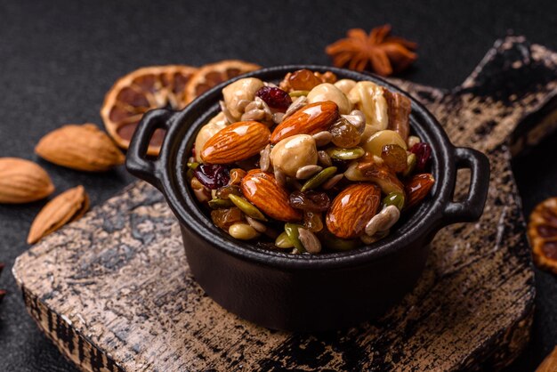 Noci di anacardo con miele, noci di nocciolo, noci di pino e frutta secca