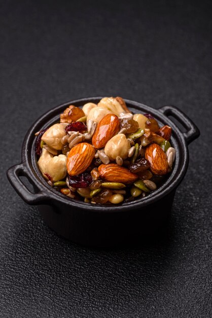 Noci di anacardo con miele, noci di nocciolo, noci di pino e frutta secca