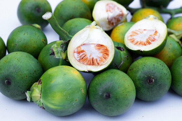 Noci di betel su sfondo bianco