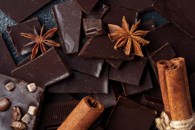 noci di cacao al cioccolato e spezie su fondo di legno