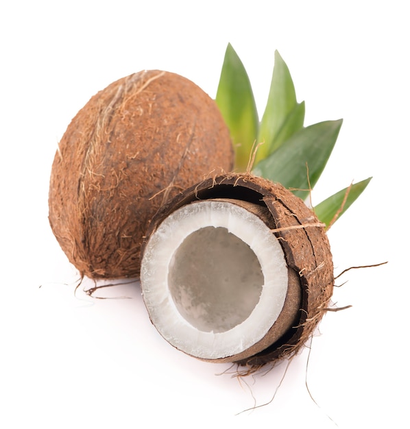 Noci di cocco con foglie su un bianco isolato.