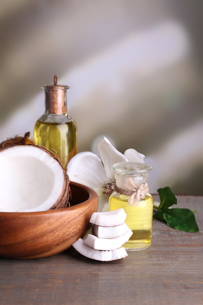 Noci di cocco e olio di cocco sulla tavola di legno