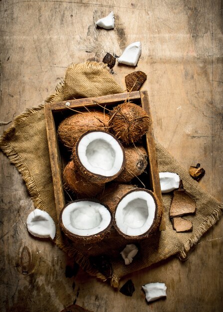 Noci di cocco fresche in una vecchia scatola.